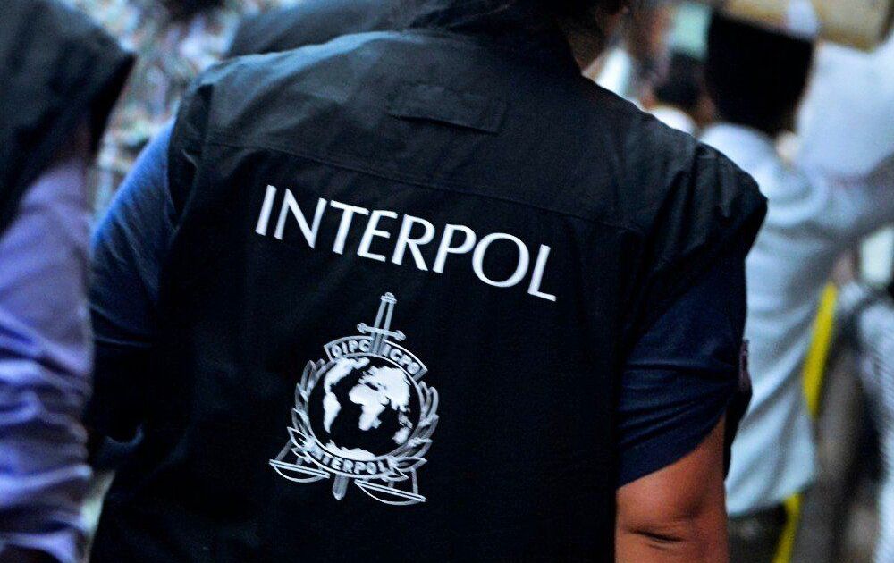 Imagen referencial. El sospechoso estaba reclamado por Interpol al figurar como prófugo buscado para un proceso penal por homicidio en Ecuador. Foto: Twitter @cibercrimen