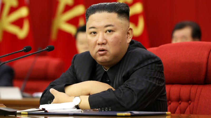 El dictador Kim Jong-un, se refirió como un "grave incidente" a la situación de Corea del Norte en su lucha contra la pandemia, y después de que el régimen haya señalado que no ha registrado ningún caso de covid-19. Foto: KCNA vía Reuters