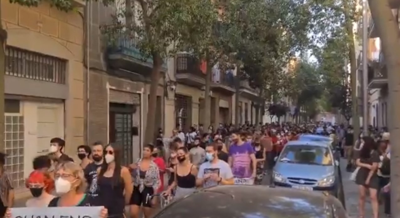 Los vecinos del barrio de Sants en Barcelona, en donde un ecuatoriano murió tras ser notificado del desalojo de un departamento, realizaron una marcha en donde reclamaron por la acción de las autoridades. "No son suicidios, son asesinatos", se leía en pancartas que llevaban los asistentes. Foto: Captura de pantalla