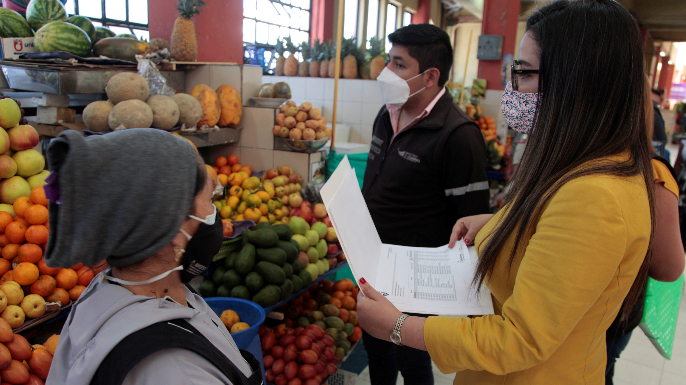 La intendenta Daniela Valarezo realizó un operativo de control de precio en productos de primera necesidad en el Mercado Central. Foto: Galo Paguay / EL COMERCIO