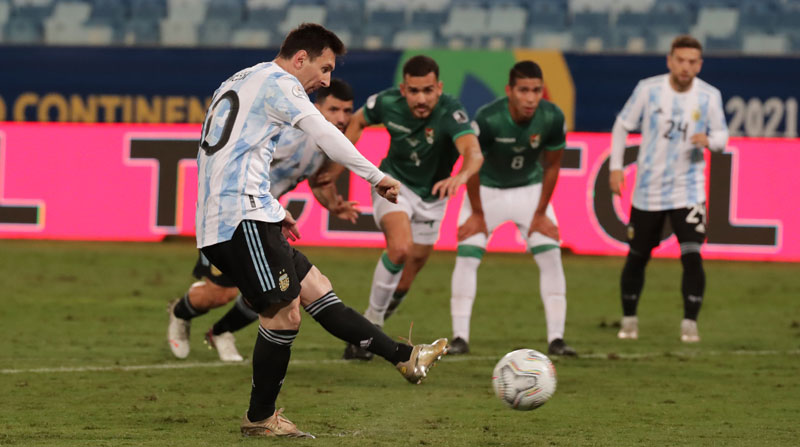 Lionel Messi de Argentina patea un penalti ante Bolivia el 28 de junio del 2021. Foto: EFE