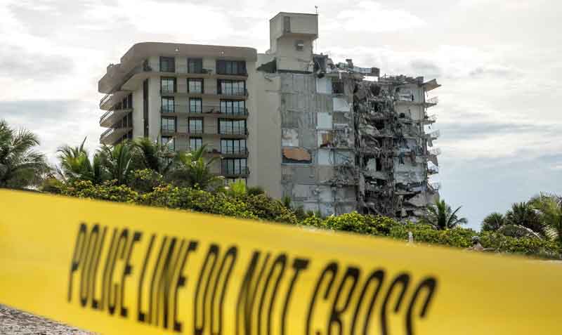 Al menos 1 persona murió y 99 están desaparecidas tras el derrumbe de un edificio en Miami. Foto: EFE