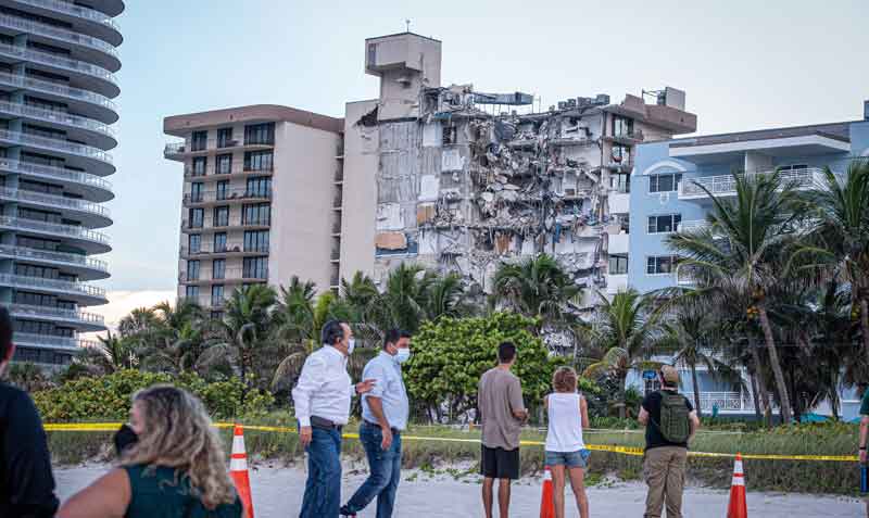 El 24 de junio del 2021 se derrumbó un edificio de viviendas de 12 plantas en Surfside, en el condado de Miami-Dade, Florida. Al menos 3 personas murieron y 99 continúan desaparecidas. Foto: EFE