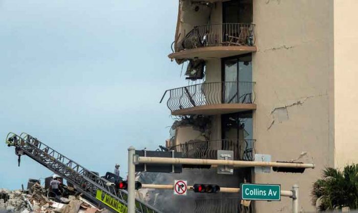 Este 24 de junio del 2021 se derrumbó un edificio de viviendas de 12 plantas en Surfside, en el condado de Miami-Dade, Florida. Al menos 3 personas murieron y 99 continúan desaparecidas. Foto: EFE