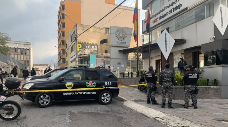 La Policía Nacional abrió una investigación para determinar quién y por qué dejó un artefacto explosivo en el sector del centro-norte de Quito este 9 de junio del 2021. Foto: Cortesía