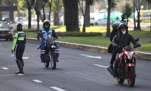 Operativo a motocicletas por parte de agentes metropolitanos de tránsito, en las Av. NN.UU. y Amazonas, en el norte de Quito. Foto: Julio Estrella / EL COMERCIO