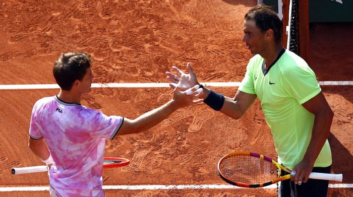 Rafael Nadal (der.) saluda con Diego Schwartzman el 9 de junio del 2021 en Roland Garros. Foto: EFE