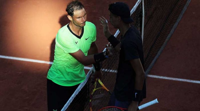Rafael Nadal saluda con Alexei Popyrin después del partido del Roland Garros el 1 de junio del 2021. Foto: EFE