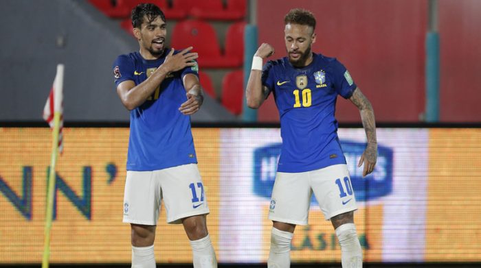 Lucas Paquetá celebra con Neymar un gol de Brasil ante Paraguay el 8 de junio del 2021. Foto: Reuters