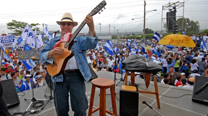 El cantautor Luis Enrique Mejía Godoy, en una presentación contra los abusos de Ortega, el 2015, en Managua. Hoy está exiliado. Cortesía : Luis Enrique Mejía Godoy