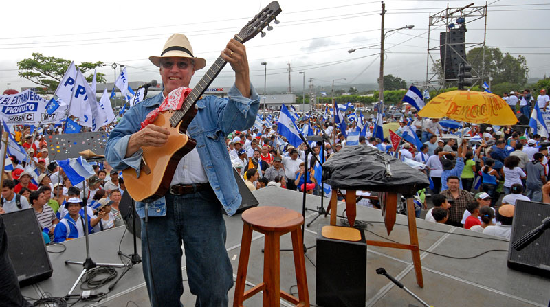 El cantautor Luis Enrique Mejía Godoy, en una presentación contra los abusos de Ortega, el 2015, en Managua. Hoy está exiliado. Cortesía : Luis Enrique Mejía Godoy