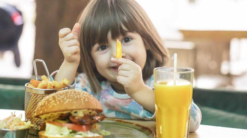 La ingesta excesiva de alimentos procesados altera la salud y la dieta de los niños. Foto: Freepik