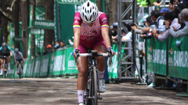 Miryam Núñez en el momento que ingresa en el segundo lugar de la tercera etapa en Guatemala, el 11 de junio del 2021. Foto: Facebook Federación Guatemalteca de Ciclismo