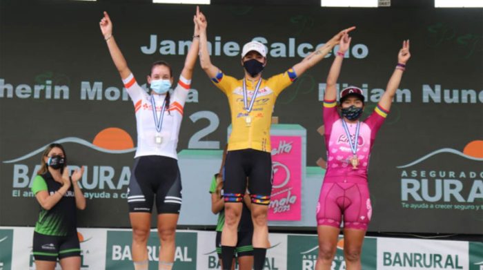 En el podio de la segunda etapa de la Vuelta a Guatemala están Jannie Salcedo, Katherin Montoya y Miryam Núñez (der.). Foto: Twitter @fgciclismoguate