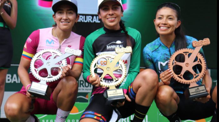 Miryam Núñez (izq.) en el podio con Lorena Colmenares (centro) y Blanca Moreno. Foto: Facebook Federación Guatemalteca de Ciclismo
