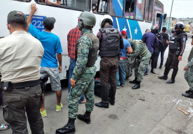 Los militares revisaron a las personas que circulaban por las calles y que se movilizaban en vehículos en las zonas más conflictivas de Guayaquil. Foto: Cortesía