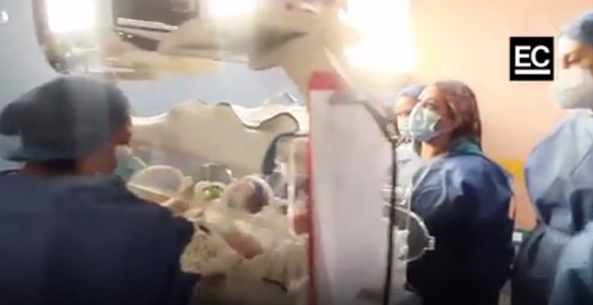 La mujer y los bebés fueron atendidos por un equipo de 40 médicos en Guayaquil. Foto: Captura de pantalla
