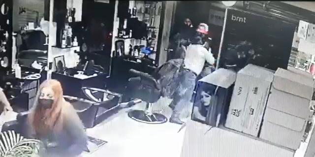 El asalto se perpetró con armas blancas y de fuego en una peluquería de Calderón, norte de Quito. Foto: Captura de pantalla