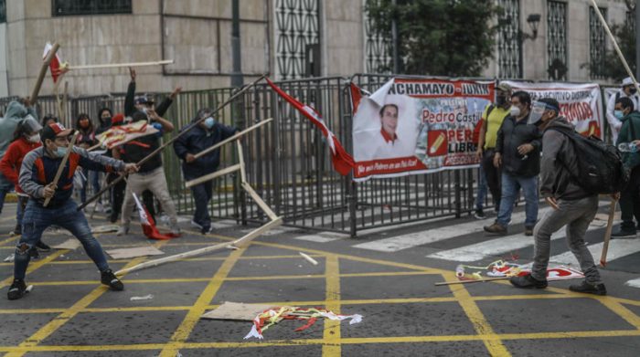 Un grupo fujimorista denominado La Resistencia se enfrentó a los simpatizantes de Pedro Castillo en las afueras del Jurado Nacional de Elecciones (JNE), el jueves.