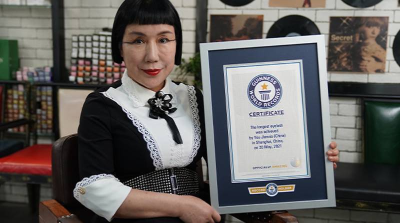 Su nombre es You Jianxia. Vive en Changzhou, al sur de China, y hace poco batió su propio Récord Guinness: tiene las pestañas más largas del mundo. Foto: Guinness World Records