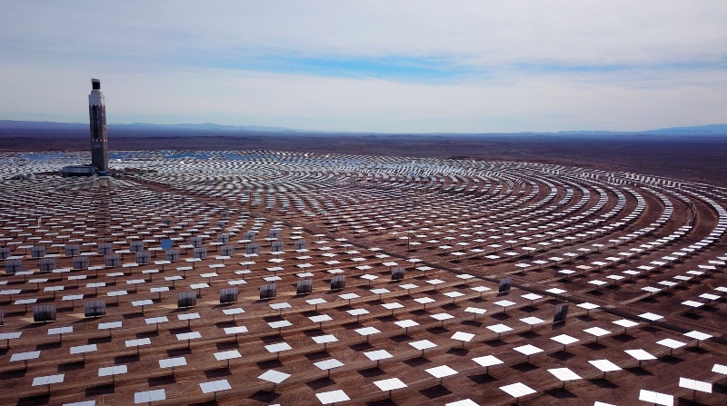 Vista general de los heliostatos de la planta de energía solar Cerro Dominador hoy, en la región de Antofagasta, a unos 1.300 metros al norte de Santiago. Foto: EFE.