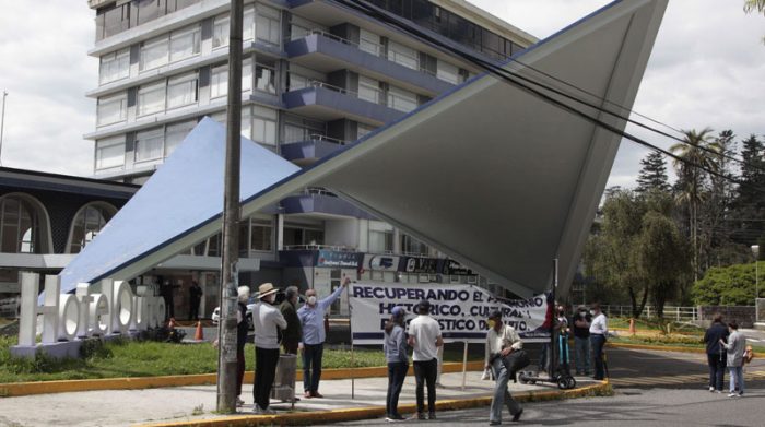 Los residentes hicieron un plantón para exigir que se respete el Hotel Quito, bien patrimonial de la capital. Foto: Galo Paguay/ EL COMERCIO