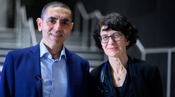 Los doctores alemanes Ugur Sahin (i) y Özlem Türeci (d), que junto a otros cinco investigadores que desarrollaron algunas de las vacunas contra el covid-19 han obtenido el Premio Princesa de Asturias de Investigación Científica y Técnica 2021. Foto: EFE