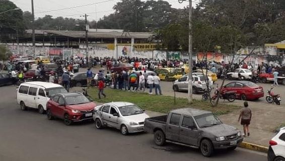 Ciudadanos se congregaron en los exteriores de la Cámara de Comercio de Quevedo. Foto: Captura de pantalla