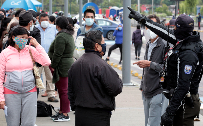Los fallecimientos en el contexto de la pandemia se ubican en los 21 367, 52 más desde la víspera del martes. Foto: Patricio Terán / EL COMERCIO
