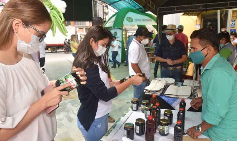 Agricultores de la provincia Tsáchila asisten a ferias para vender directamente. Foto: cortesía Prefectura de Santo Domingo