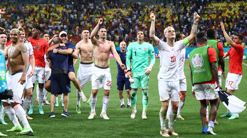 Jugadores de Suiza celebran después de eliminar a Francia de la Eurocopa, el 28 de junio del 2021. Foto: EFE