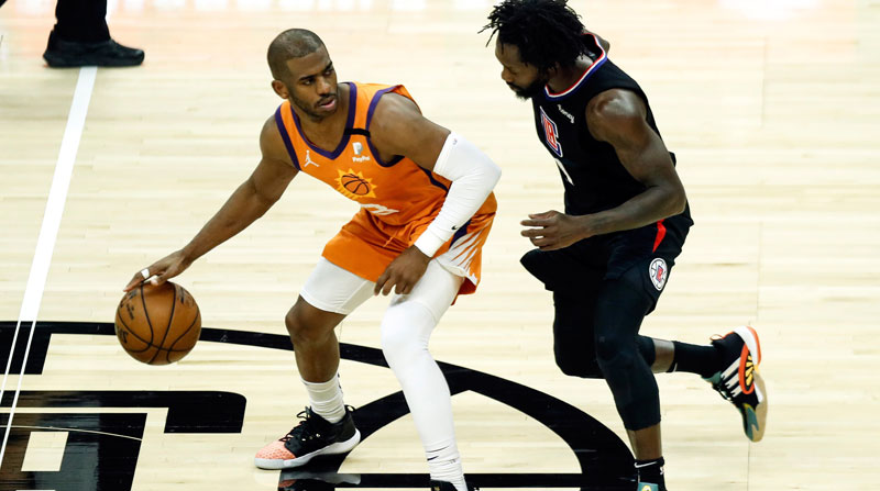 Chris Paul (izq.), de los Suns de Phoenix en acción ante el jugador de Los Angeles Clippers Patrick Beverley el 30 de junio del 2021 en la NBA. Foto: EFE