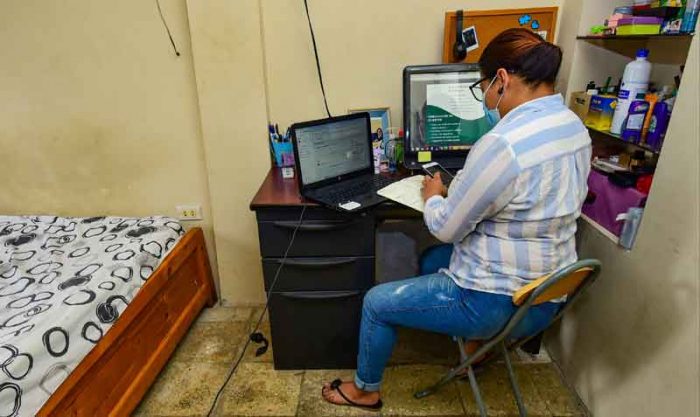Una teletrabajadora, en Guayaquil, dice que ha ahorrado tiempo y costos en el traslado. Foto: archivo / EL COMERCIO
