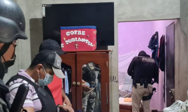 Sendos operativos se realizaron en Pichincha y Babahoyo para detener a los presuntos responsables del delito de trata de personas con fines de explotación sexual. Foto: Twitter @FiscaliaEcuador