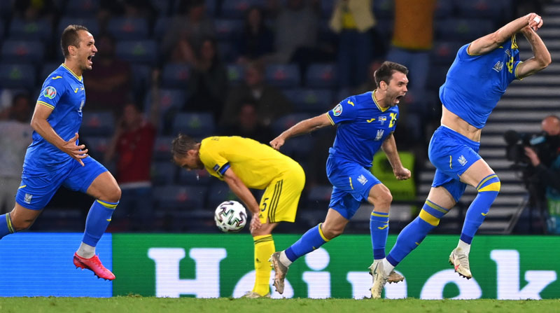Artem Dovbyk (der.) de Ucrania celebra un gol en la Eurocopa, el 29 de junio del 2021. Foto: EFE
