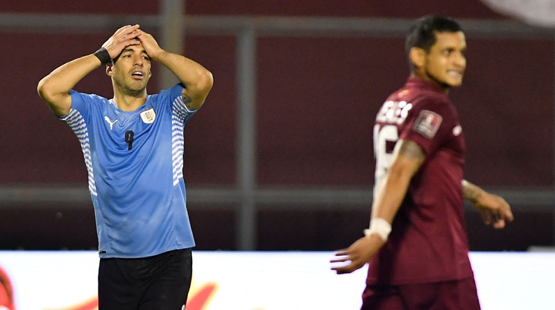 Luis Suárez (izq.) de Uruguay se lamenta en el juego de eliminatorias ante Venezuela. Foto: EFE