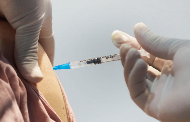 Los científicos ni las autoridades mundiales han reportado algún caso de alteración genética provocada por las vacunas anticovid. Foto: EFE