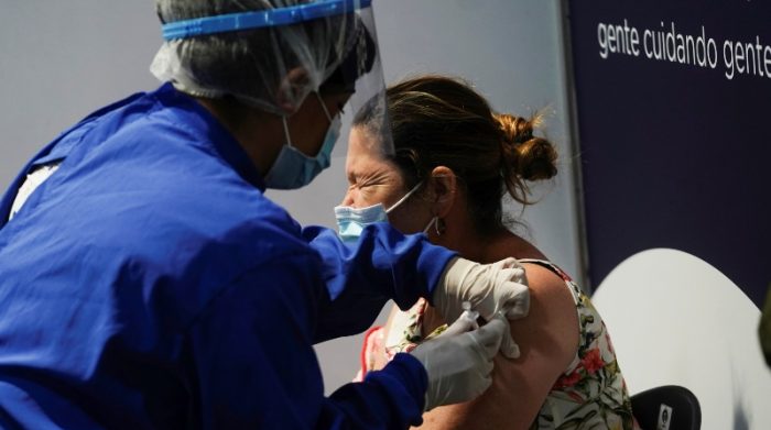 Una mujer recibe una vacuna contra el COVID-19 en un centro de inmunización instalado por el Gobierno en Bogotá, Colombia. Foto: Reuters