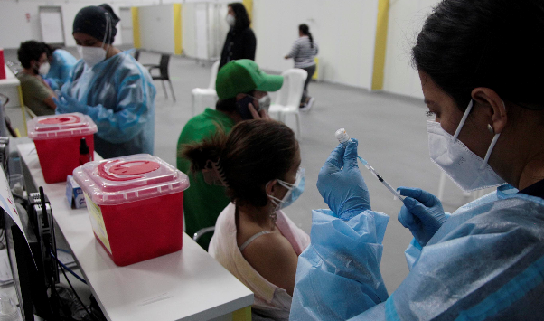 Proceso de inmunización en el Centro de Vacunación Bicentenario el domingo 6 de junio del 2021. Foto: Galo Paguay / EL COMERCIO