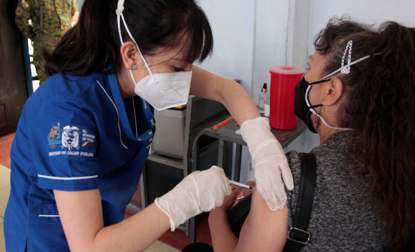 El Plan de Vacunación 9/100 aspira a llegar a inmunizar contra el covid-19 a nueve millones de personas en 100 días. Foto: Galo Paguay / EL COMERCIO