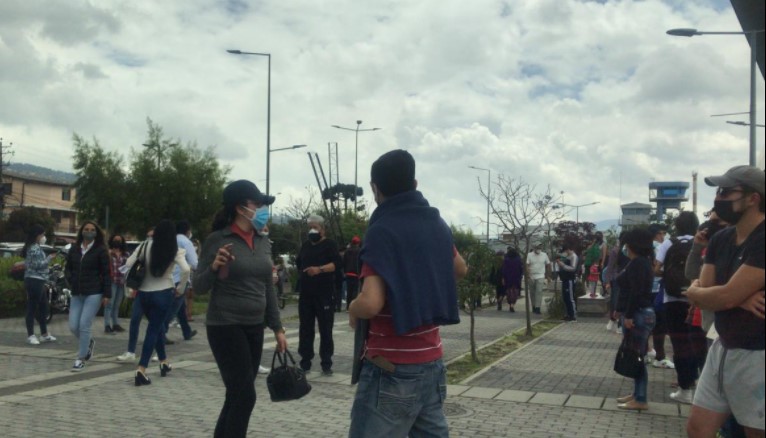 Largas filas se formaron en el Centro Bicentenario, norte de Quito, en donde se aplican las vacunas contra el covid-19. Foto: Galo Paguay/ EL COMERCIO
