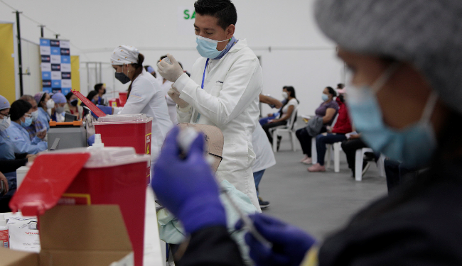 El nuevo lote de vacunas de Sinovac llega luego de una falla en la línea de producción de las dosis de Cansino. Foto: Galo Paguay / EL COMERCIO