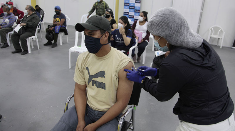El Ministerio de Salud dispuso que en la semana del 28 de junio al 4 de julio se podrán vacunar las personas de 58 hasta los 56 años. Foto: Galo Paguay/ EL COMERCIO