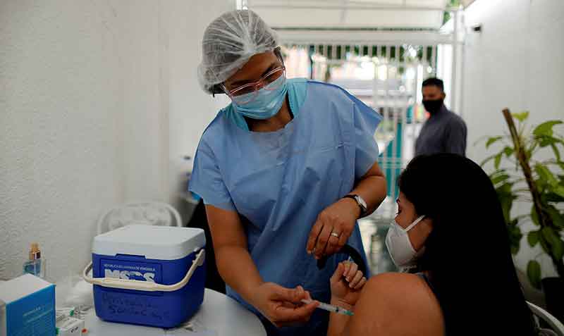 La vacuna china de Sinopharm puede producir ya 5 000 millones de dosis al año