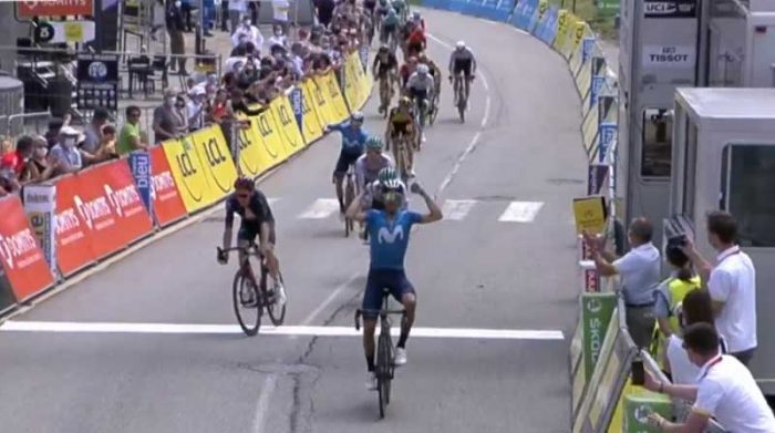 Alejandro Valverde en el momento que gana la sexta etapa del Dauphiné el 4 de junio del 2021. Foto: Twitter @Ciclismoafondo_