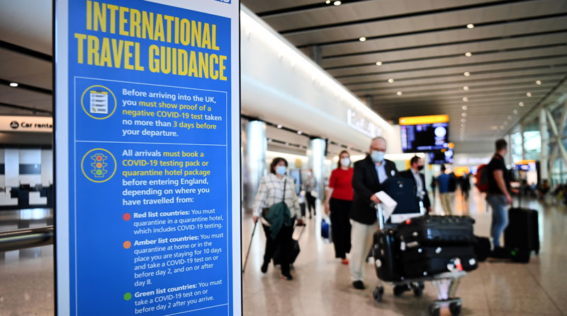 La OMS emitió una alerta de riesgo a los viajeros de Europa que tengan previsto salir de vacaciones, ante el riesgo de covid-19. Foto: EFE