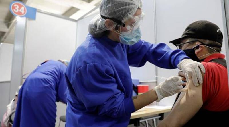 Un hombre recibe una vacuna contra la covid-10 en el centro de vacunación más grande del país, creado por una alianza entre la caja de compensación Compensar y la Entidad Prestadora de Salud Nueva EPS en Bogotá (Colombia). EFE/ Carlos Ortega/Archivo