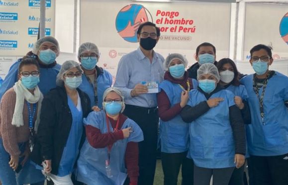 El exmandatario de Perú, Martín Vizcarra, compartió en sus redes sociales que recibió la segunda dosis de la vacuna contra el covid-19. Foto: Twitter @MartinVizcarraC