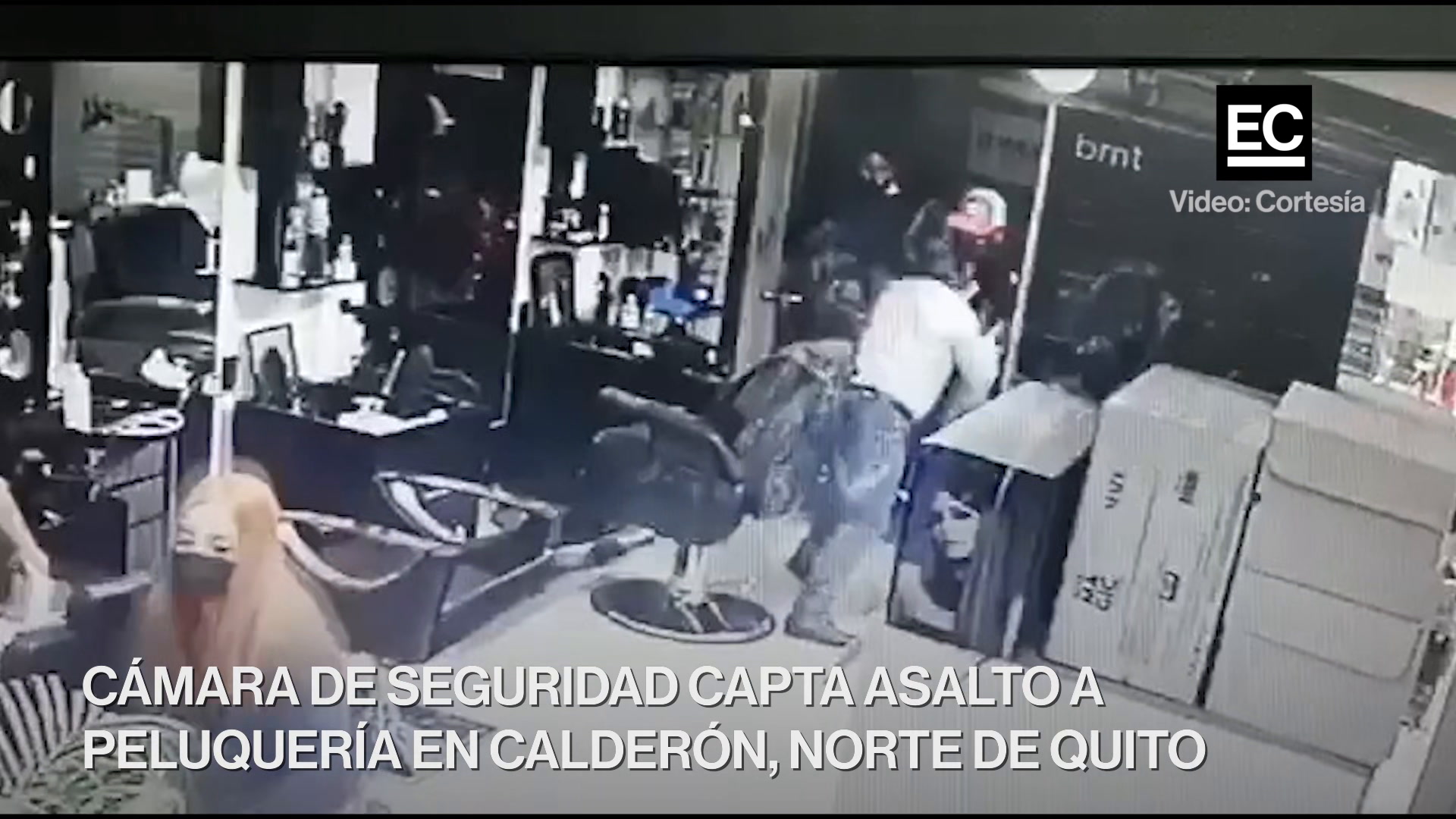 Tres delincuentes ingresaron el pasado 25 de junio del 2021 a una peluquería en el barrio San José de Morán de Calderón, extremo norte de Quito, para asaltar. Captura video