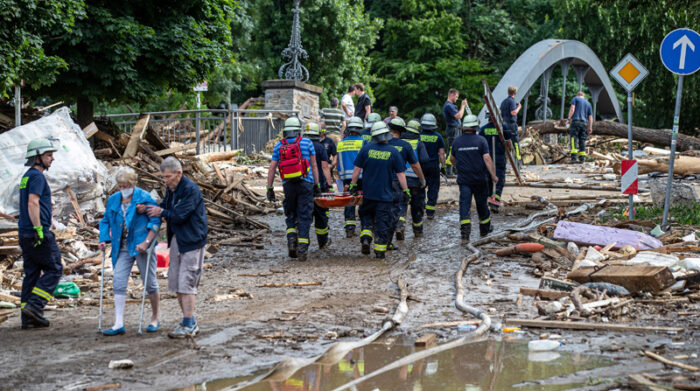 Los equipos de rescate inician la búsqueda de personas desaparecidas después de que las inundaciones hayan retrocedido en gran medida en la ciudad de Bad Neuenahr, Alemania, el 15 de julio de 2021. Foto: EFE
